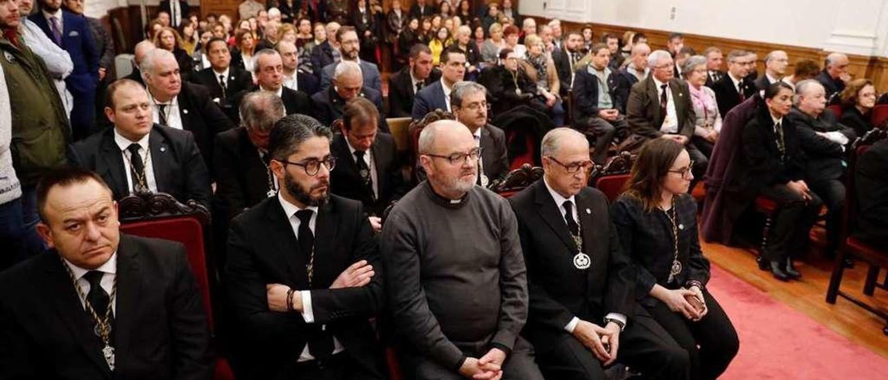 Asistentes al pasado pregón del costalero en la capilla del edificio histórico de la Universidad.