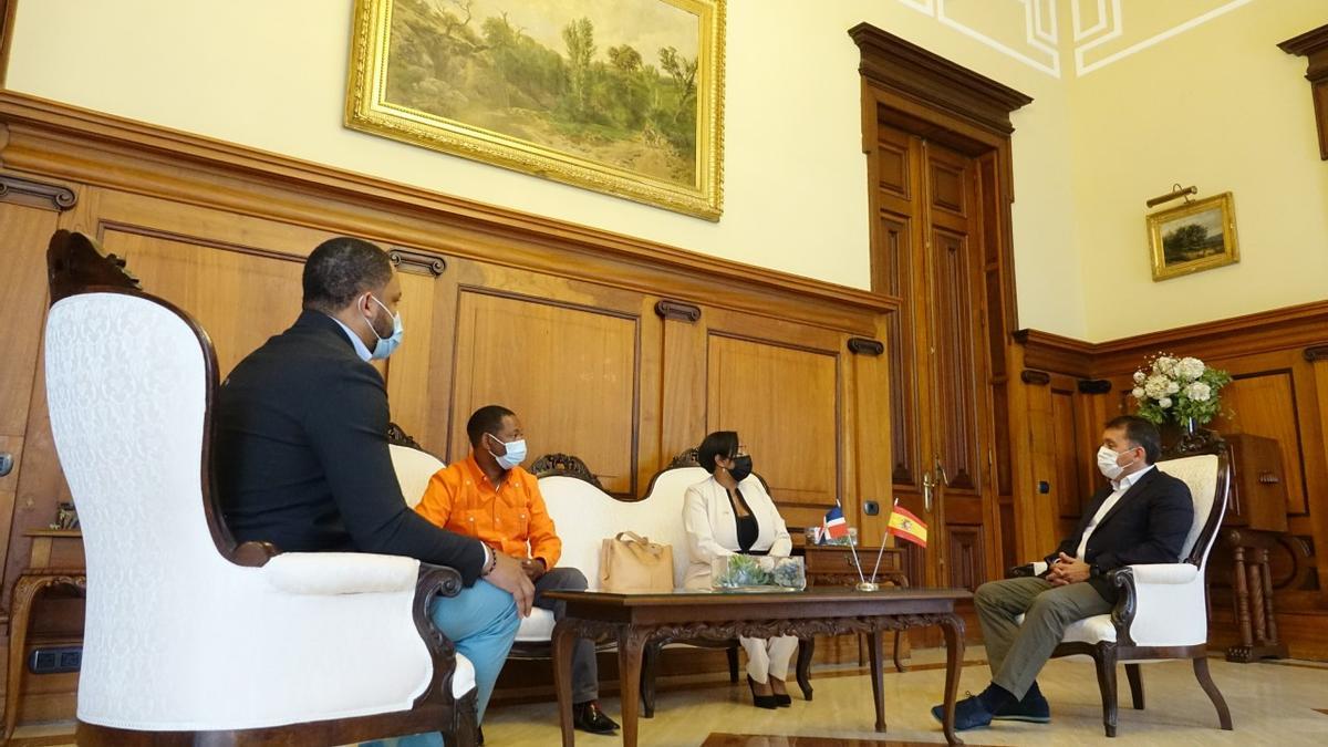 Reunión de representantes del consulado de República Dominicana con el alcalde de Santa Cruz.