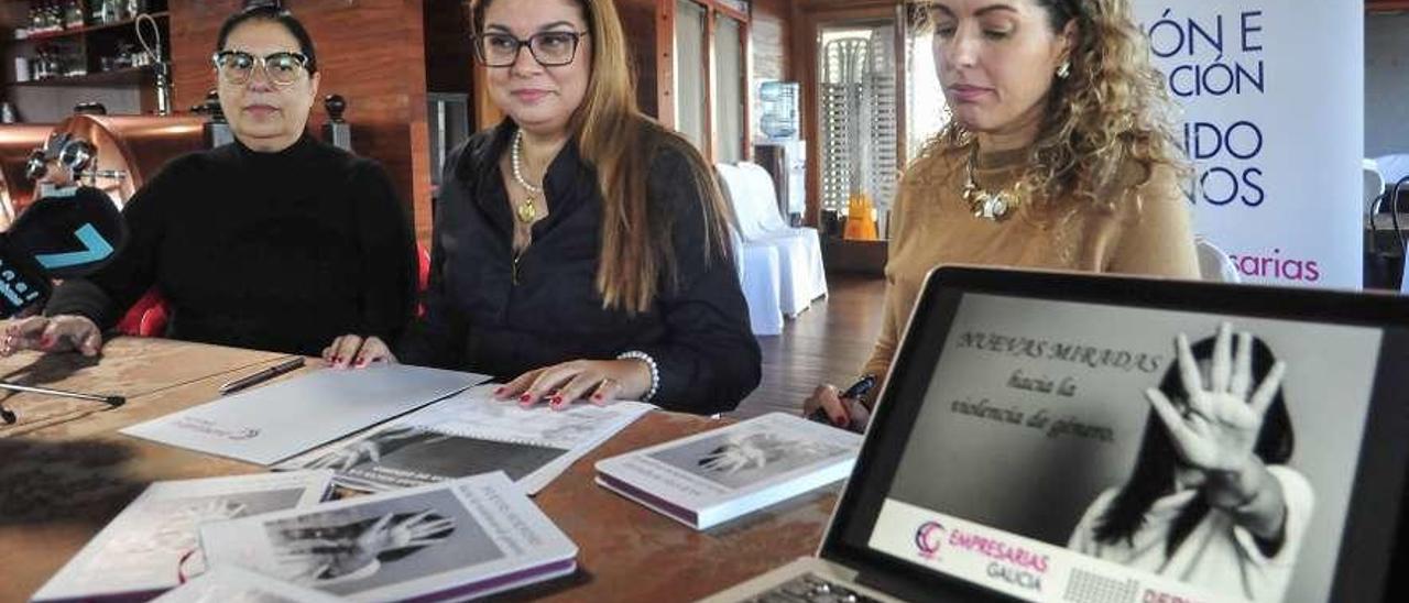 Yolanda Bóveda, Mar Ferrero y Sara Rodríguez, de la asociación Empresarias Galicia. // Iñaki Abella