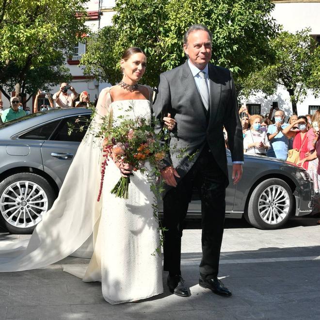 Claudia Osborne del brazo de su padre, Bertín Osborne el día de su boda