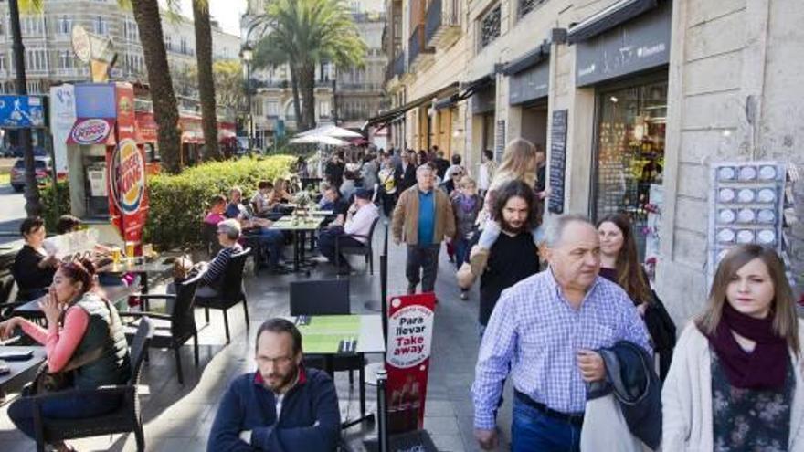 Terraza de una hamburguesería en la plaza de la Reina.