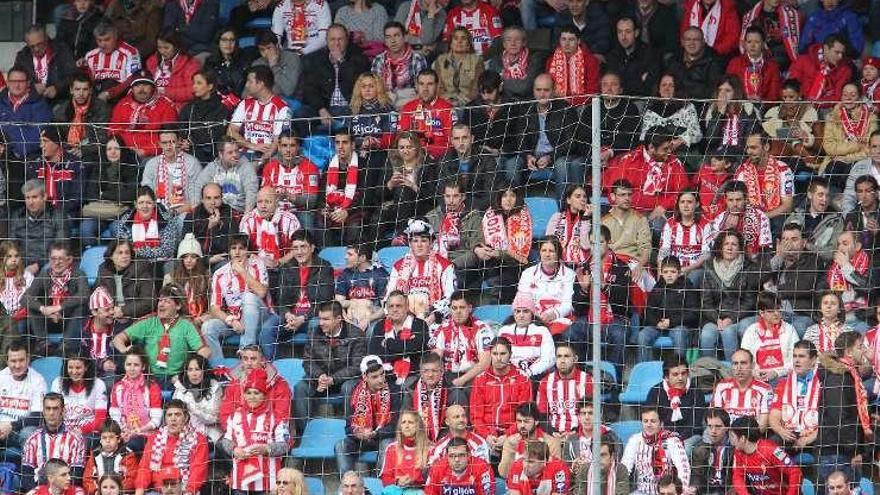 Aficionados rojiblancos en la grada de Ipurúa.