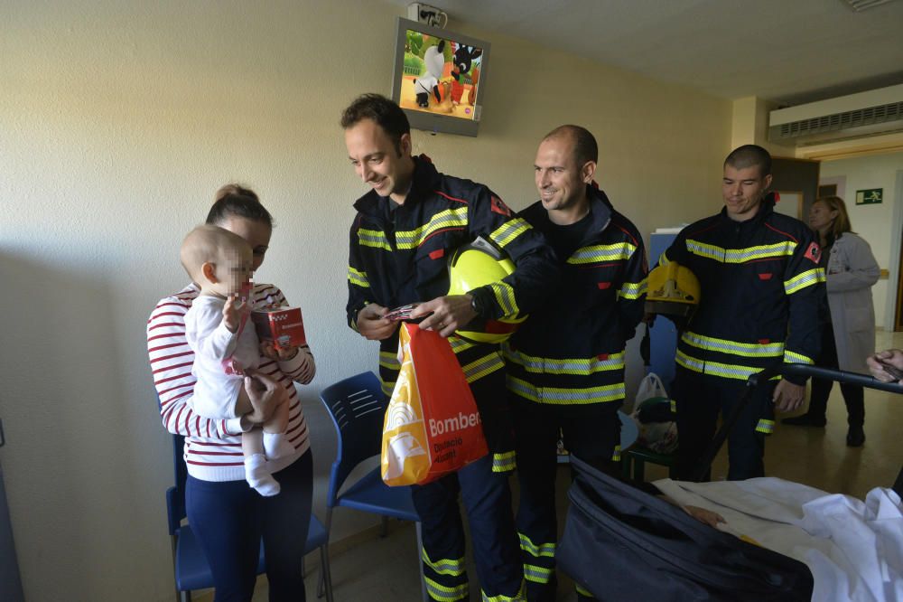 Los bomberos visitan la unidad de Pediatría del Hospital General de Elche.