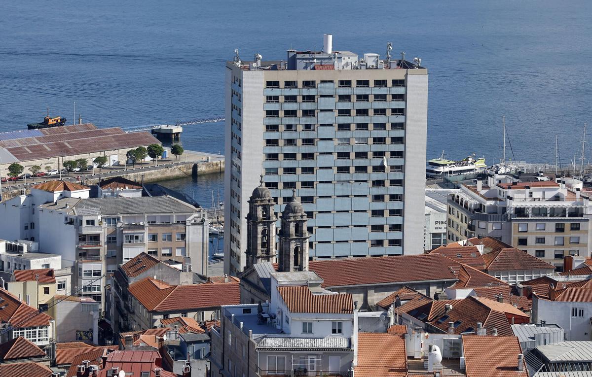 Vigo. Edificio y fachada del hotel Bahía