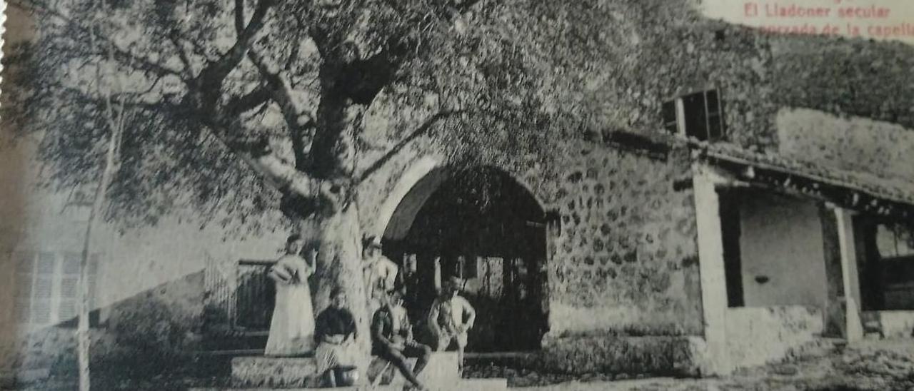 Una de las postales antiguas del oratorio del castillo de Alaró.