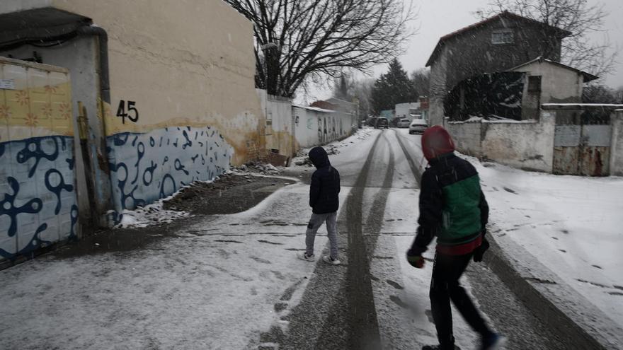 Dos niños andan entre la nieve en la Cañada Real, en enero de 2021.