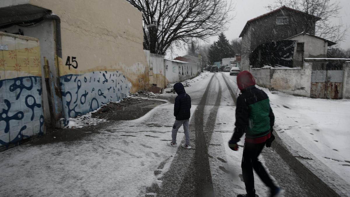 Dos niños andan entre la nieve en la Cañada Real Galiana, en Madrid, durante la borrasca Filomena.