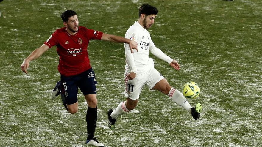 David García y Marco Asensio disputan un balón durante el Osasuna - Real Madrid.