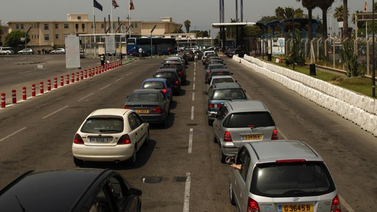 Colas de coches ante la verja del Peñón de Gibraltar