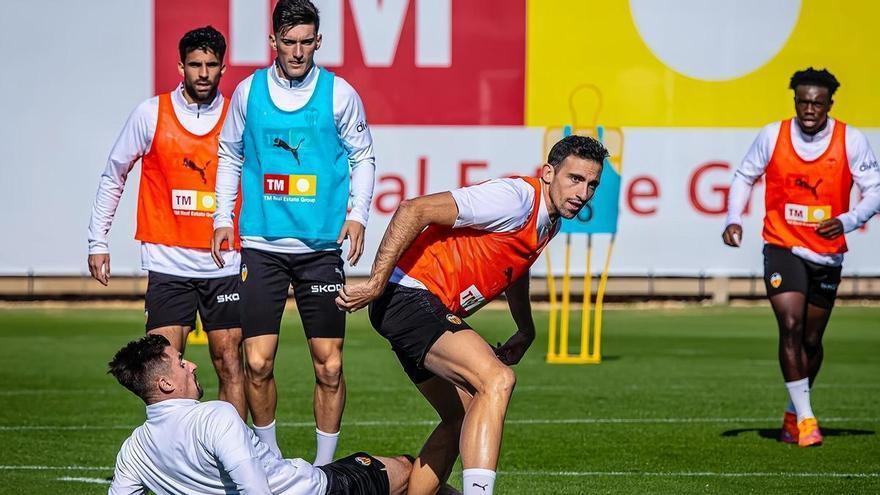 Corberán ensaya un 4-2-3-1 en la víspera del Valencia - Betis