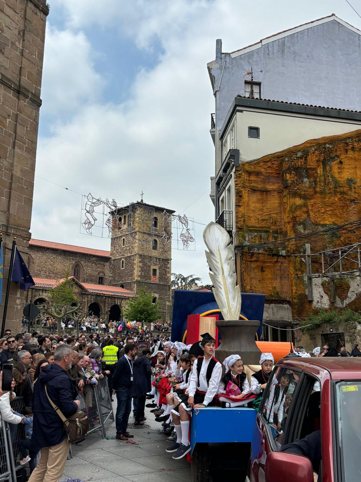 Participantes en la carroza dedicada a la Universidad Nebrija en el desfile del Bollo