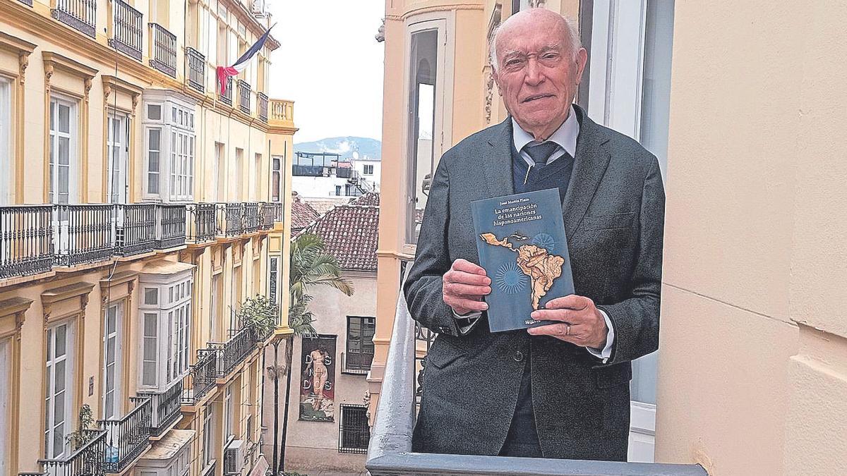 El profesor José Martín Pinto, con su nueva obra, en la sede de La Opinión.