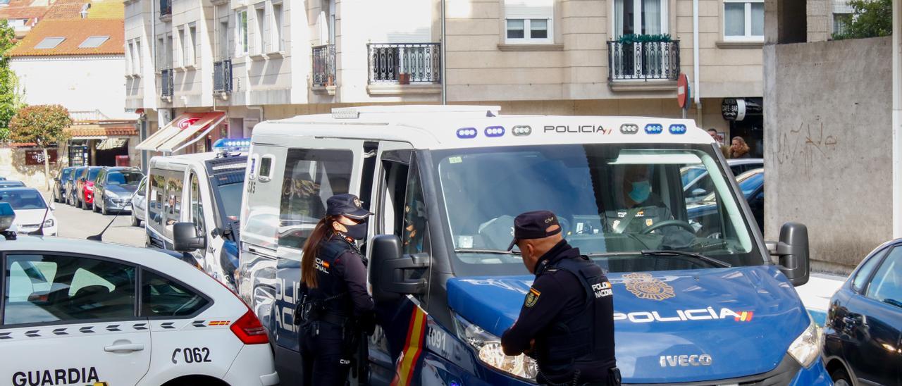 Algunos de los vehículos policiales desplazados a Cambados