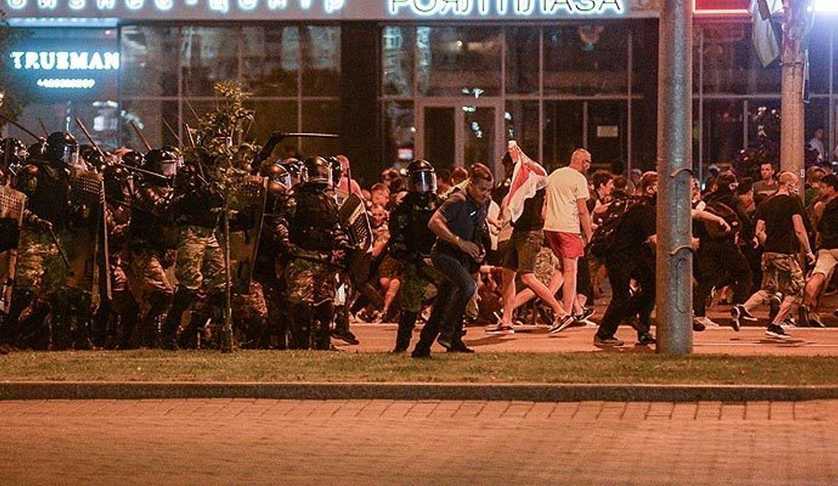 Los sondeos oficiales atribuyen a Lukashenko la victoria en las presidenciales de Bielorrusia