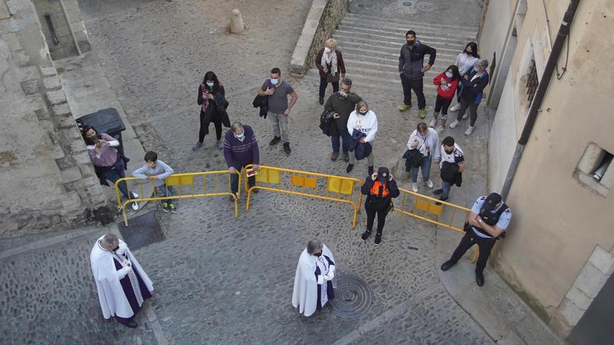 Girona viu el Divendres Sant amb l&#039;acte de la Veneració de la Creu