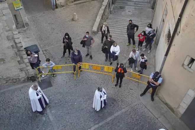 Girona viu el Divendres Sant amb l'acte de la Veneració de la Creu