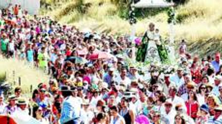 La Virgen de Tentudía atrae a centenares de romeros