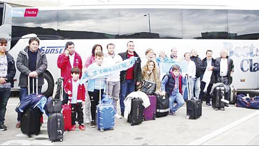 Un grupo de aficionados célticos posa con sus bufandas, a su llegada ayer a Atenas.