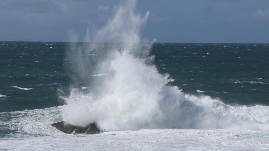 Viento y mar muestran su más furibunda cara en Baiona