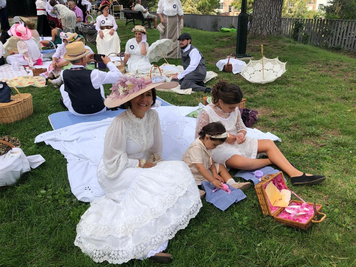 Lorena Zamorano en el picnic modernista en el parque de Cervantes.
