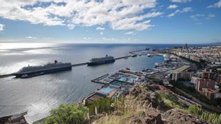 Cinco cruceros llenan de  turistas el centro de Santa Cruz de Tenerife