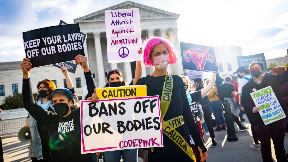 Una multitud protesta en favor del aborto en Washington.