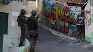 Soldados brasileños durante un operativo en Río de Janeiro.