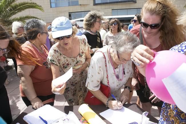 FUERTEVENTURA - Pacientes y vecinos en la concentración frente a las puertas del Hospital General de Fuerteventura Virgen de la Peña - 18-08-16