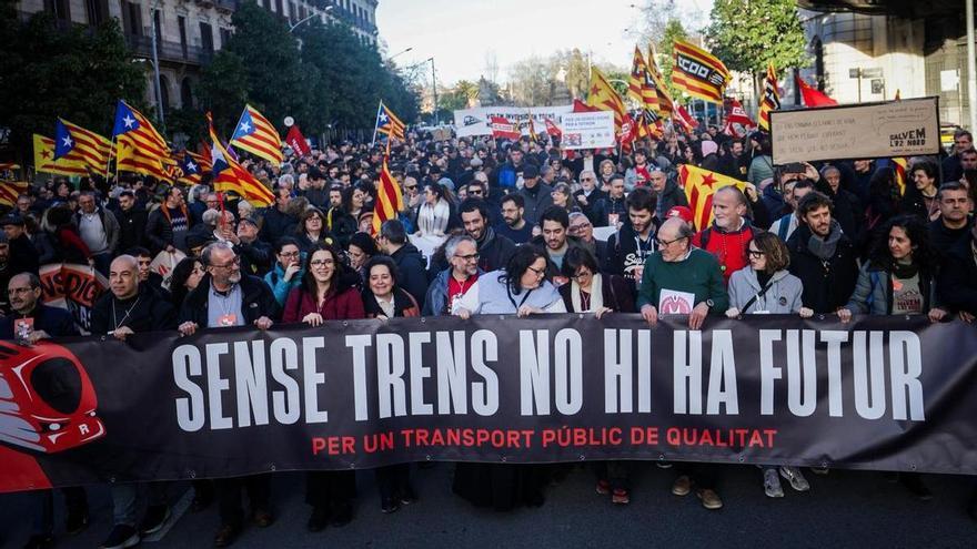 Varios miles de usuarios de Rodalies se manifiestan en Barcelona por un servicio digno