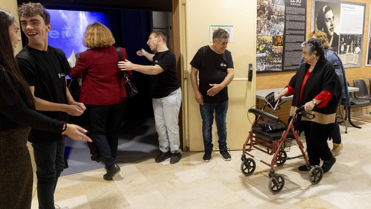 Personas con discapacidad intelectual, acomodadores en la Casa de Cultura de Mutxamel
