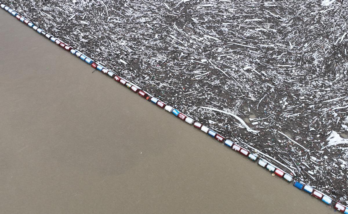 El río Drina, en Bosnia, obstruido por enormes cantidades de basura