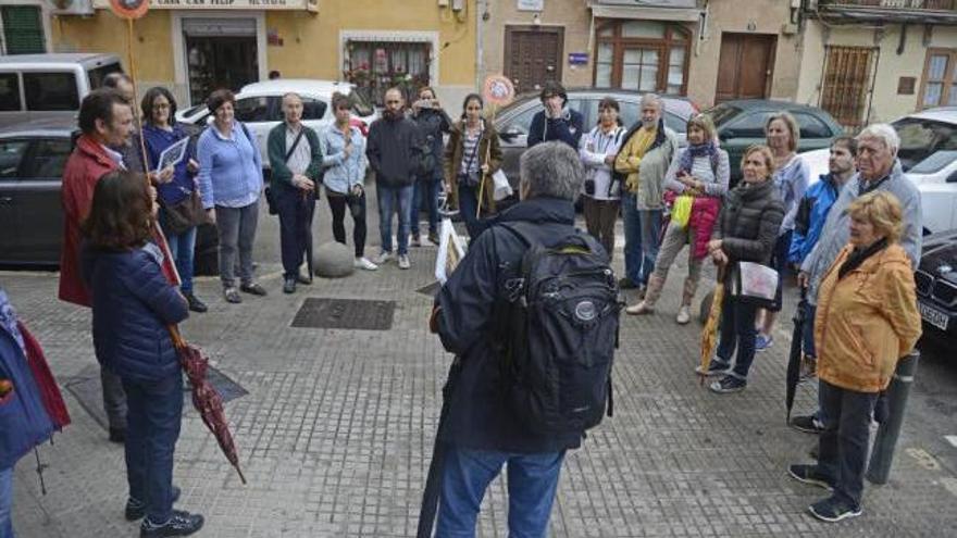 Jaume Gual guió la ruta por los comercios históricos de Santa Catalina.