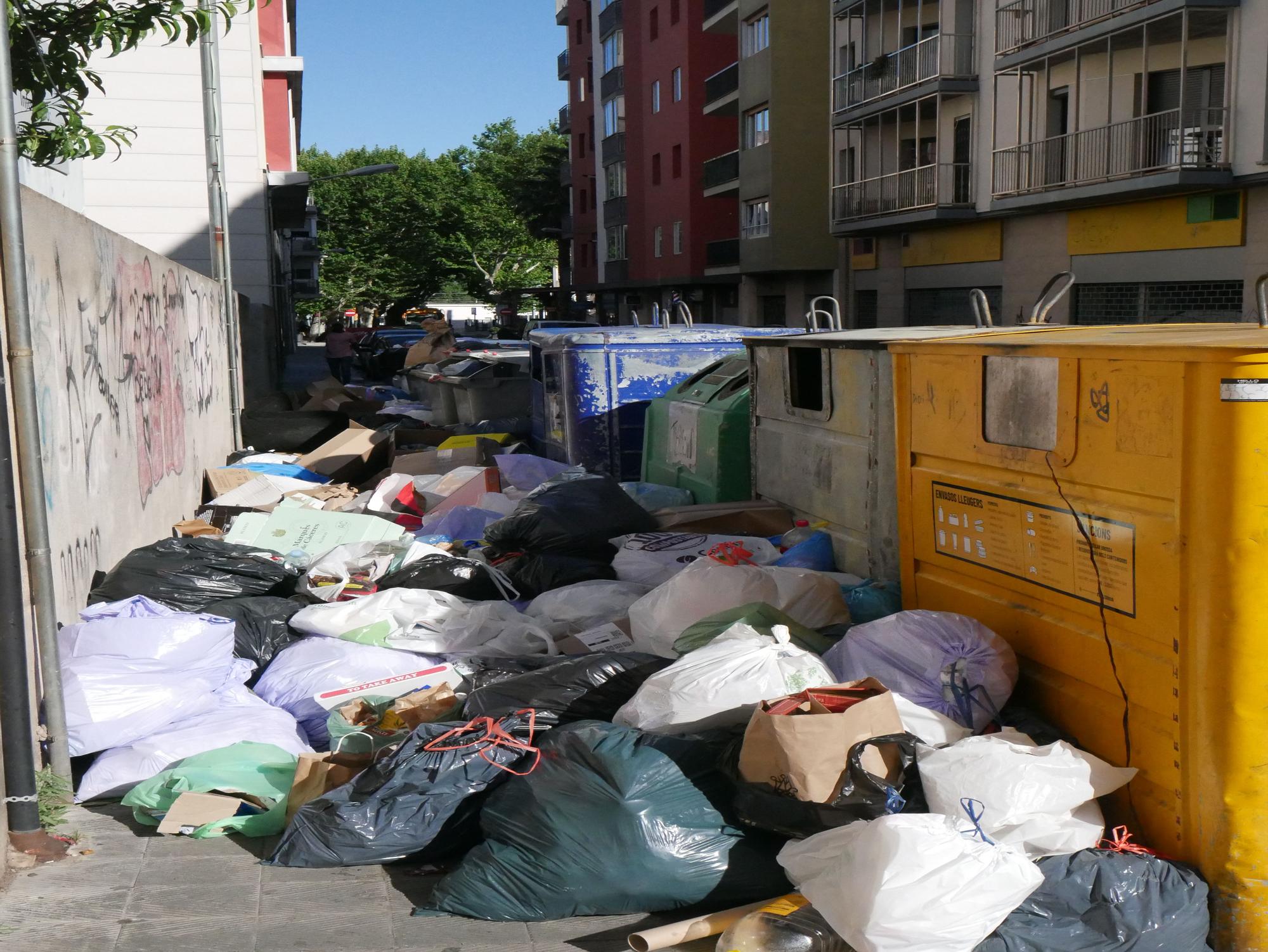 Figueres continua patint la vaga d'escombraries una setmana després