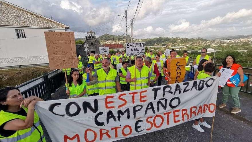 Una nueva protesta vecinal recorró ayer un tramo de la carretera de Vilagarcía. // S.A.