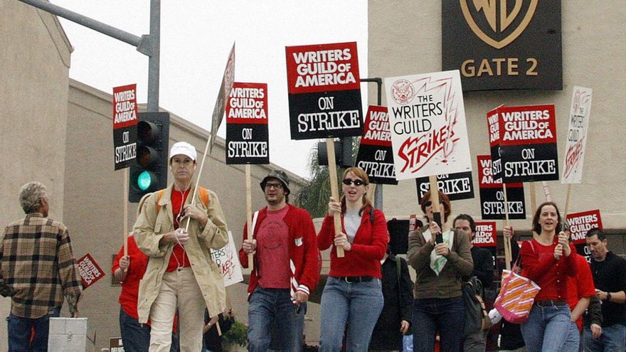 Miembros de Writers Guild of America protestan el viernes antes los estudios de la Warner Bros en California. | // REUTERS