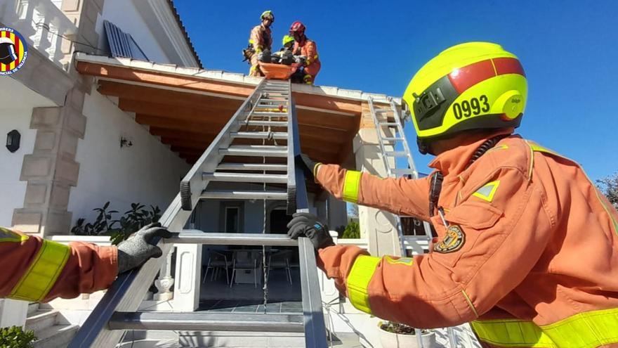 Herido un trabajador que instalaba placas solares en un chalé de Alberic