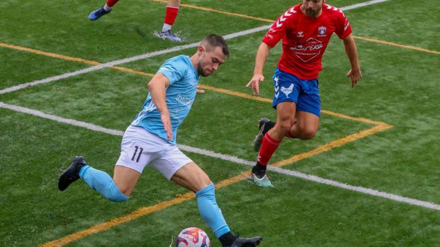 Maykel, del Villalonga, trata de golpear el balón en un partido.