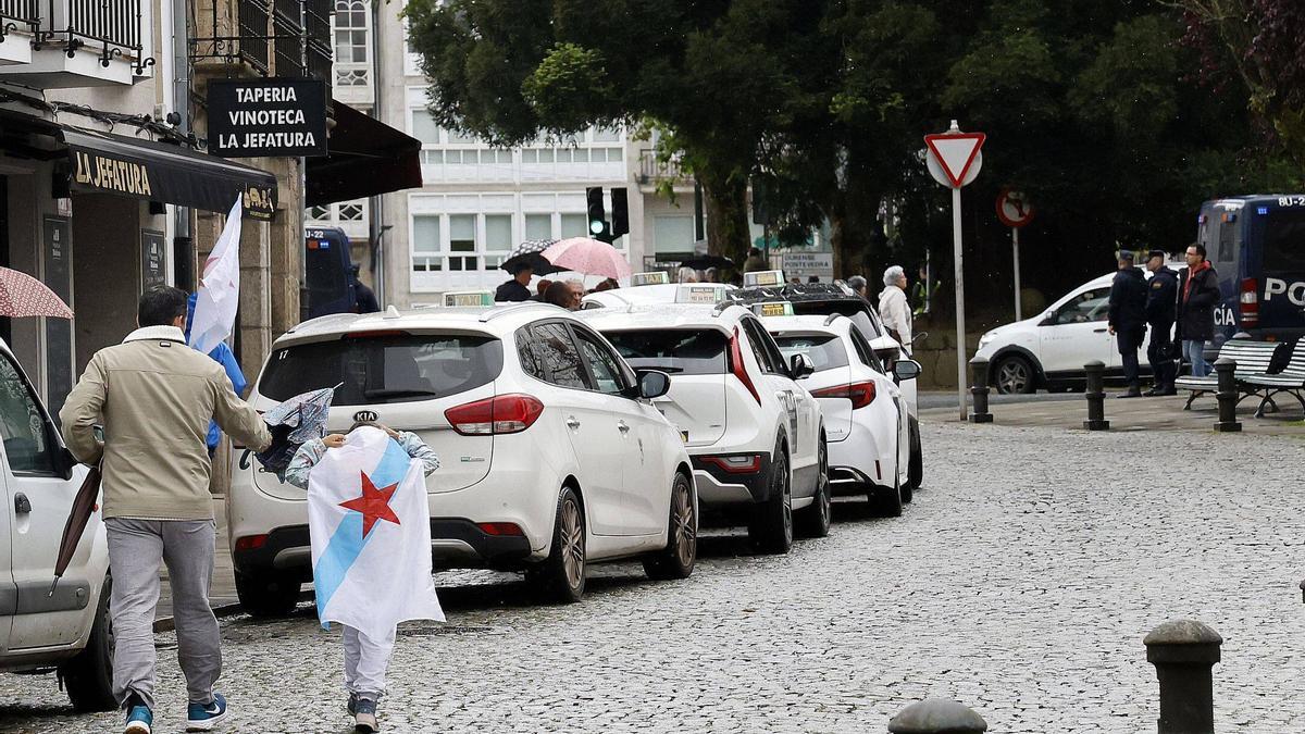 Taxis aparcados en la zona de la alameda compostelana, en una imagen de archivo.