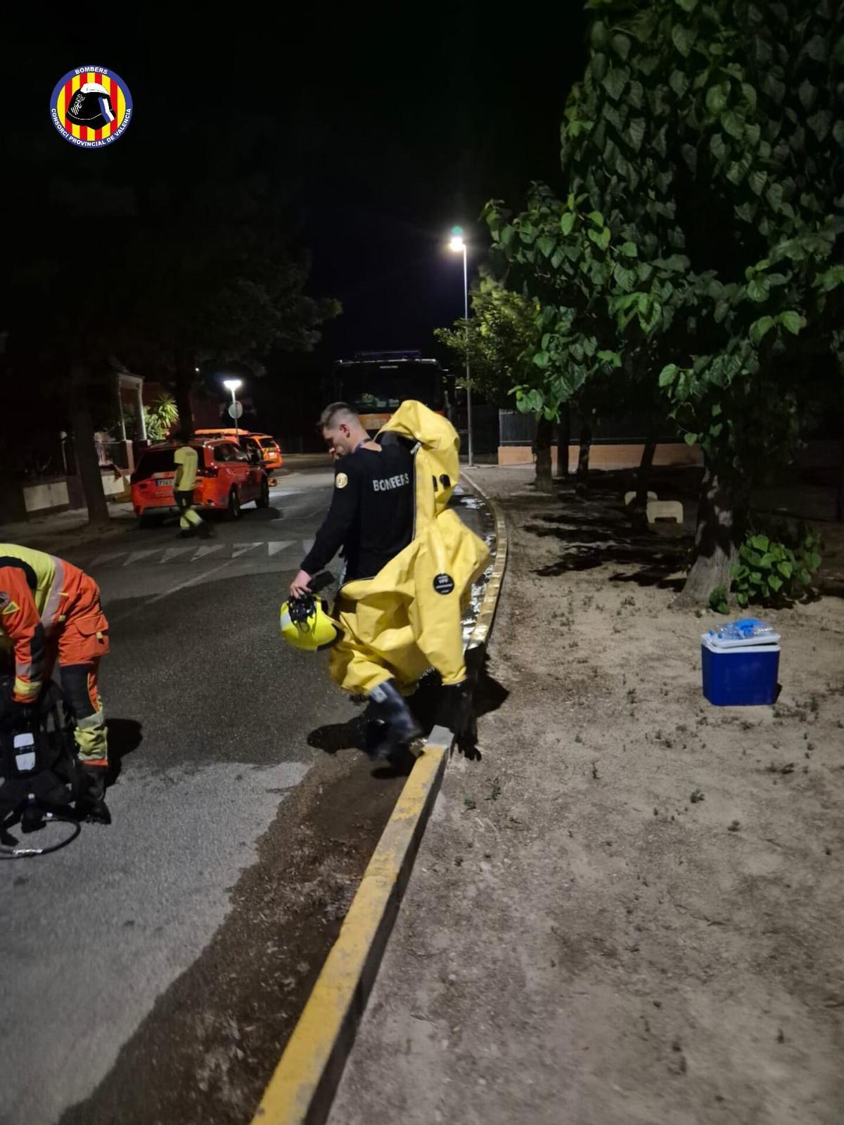 Efectivos del parque de bomberos de Alzira, al finalizar la intervención.