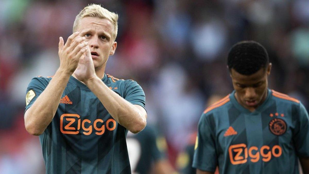 Van de Beek aplaudiendo a su afición