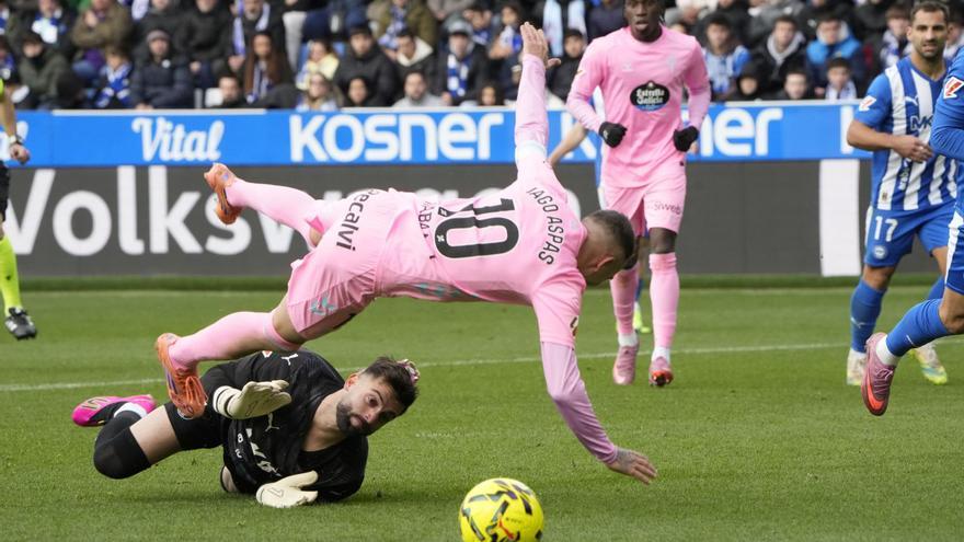 Iago Aspas cae tras ser derribado por Sivera. | Efe