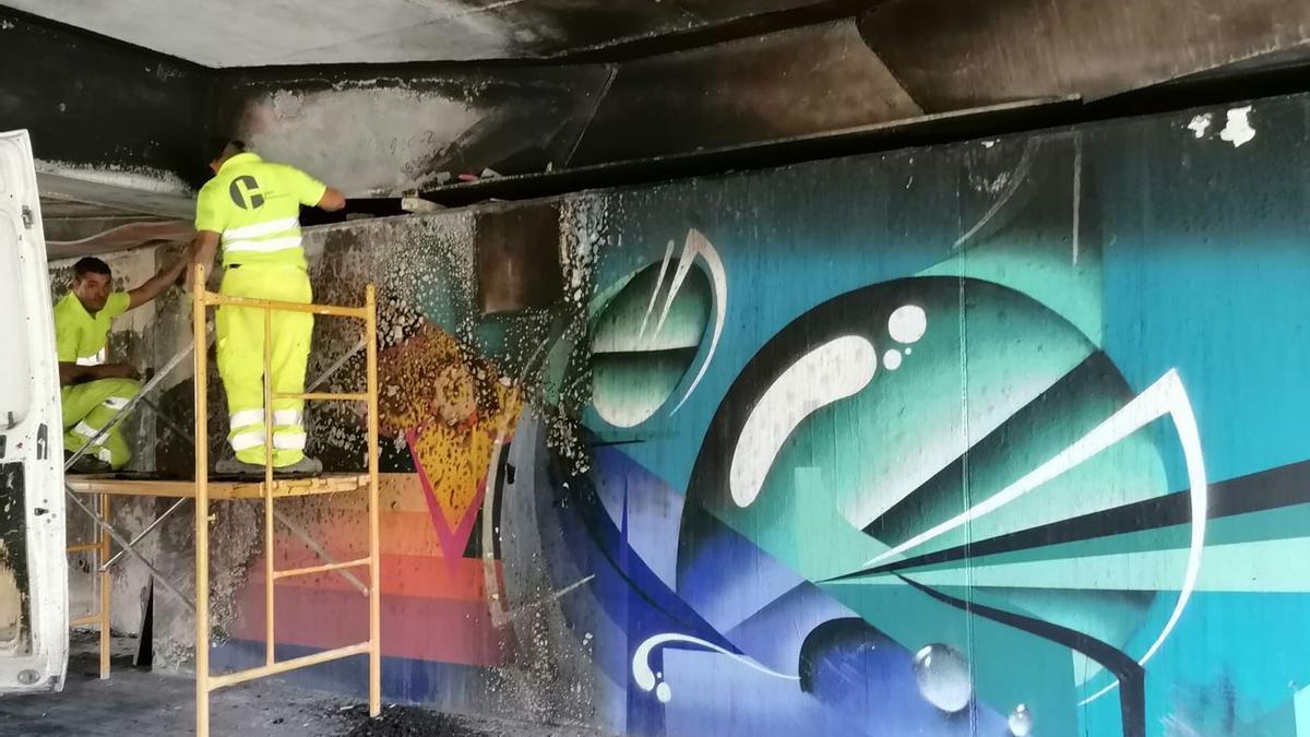 Incendio del puente con el mural dañado