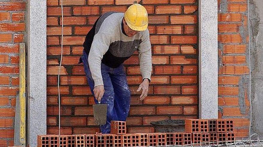 Un trabajador de la construcción en una obra.