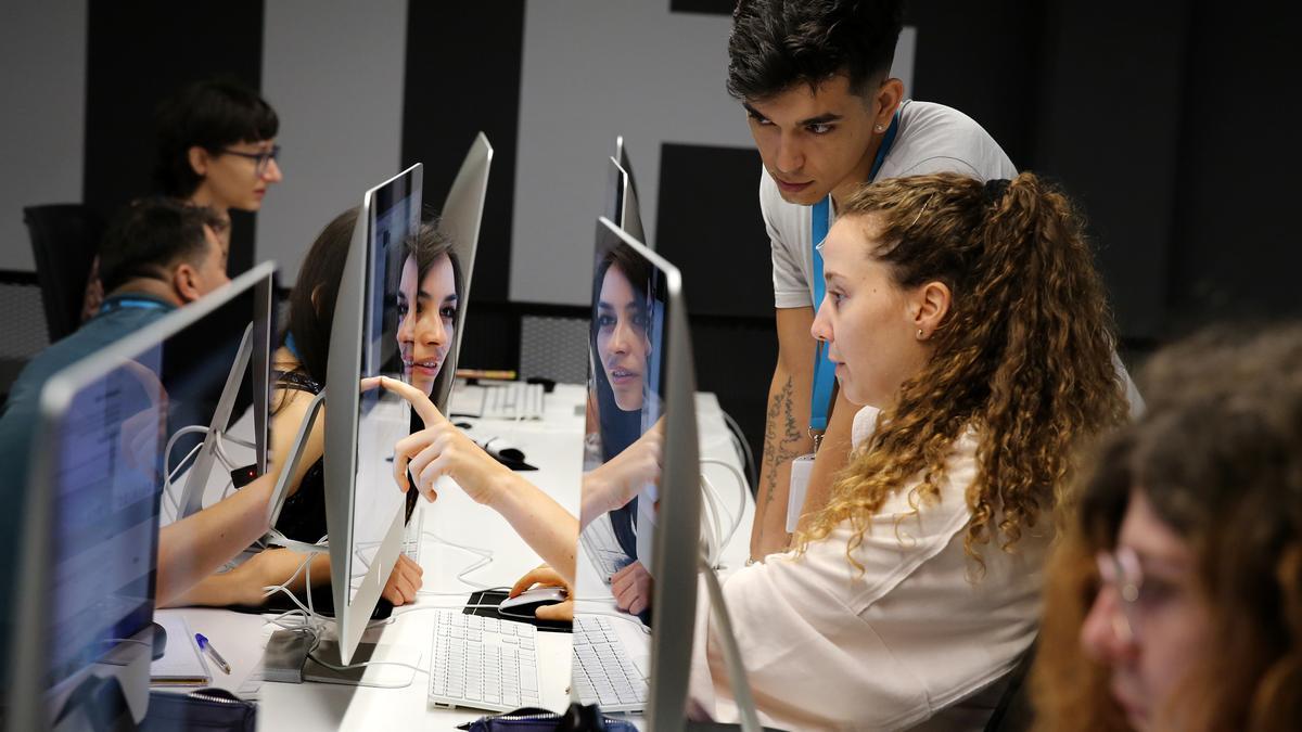 BARCELONA 29/08/2023 Economía Reportaje sobre 42 Barcelona. Es una escuela de programación bastante curiosa de Telefónica, Ajuntament y Generalitat. Está abierta las 24h del día y tiene camas y todo para que sean los estudiantes los que se autoregulen el aprendizaje. Los alumnos entran primero en una fase en la que están un mes de prueba y en observación, luego tienen que superar un test (que no saben en qué consiste) y, si la escuela los acepta, estarán 3 años con ello. PERSONAJE: Humbert (director). FOTO de RICARD CUGAT