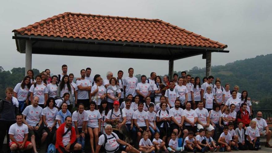 El grupo de montaña, antes de emprender la marcha, ayer, en Santolaya. mariola menéndez