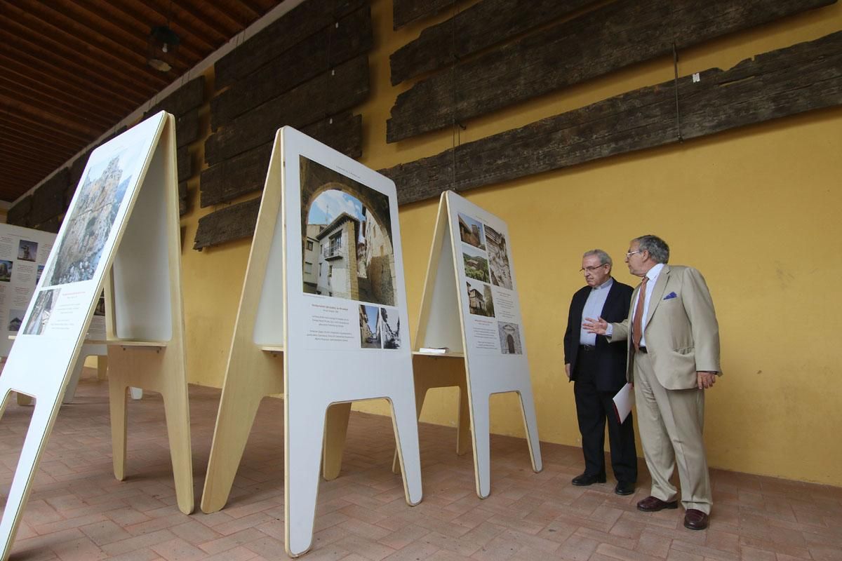 Exposición sobre patrimonio español en el patio de los Naranjos