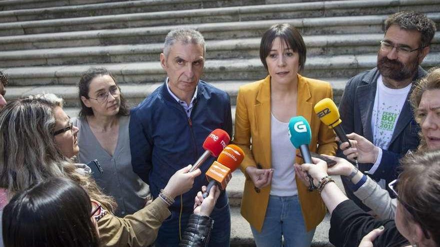 Ana Pontón con Lois Seara y otros cargos electos del BNG, en la Plaza Mayor. // Carlos Peteiro