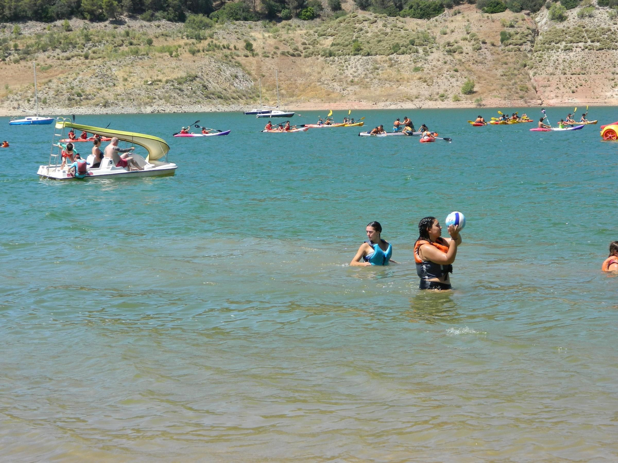 Los cordobeses disfrutan de sus playas de interior en Iznájar y La Colada