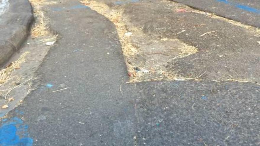 Los vecinos critican el estado del asfalto en calles como Burriana o Conde Altea
