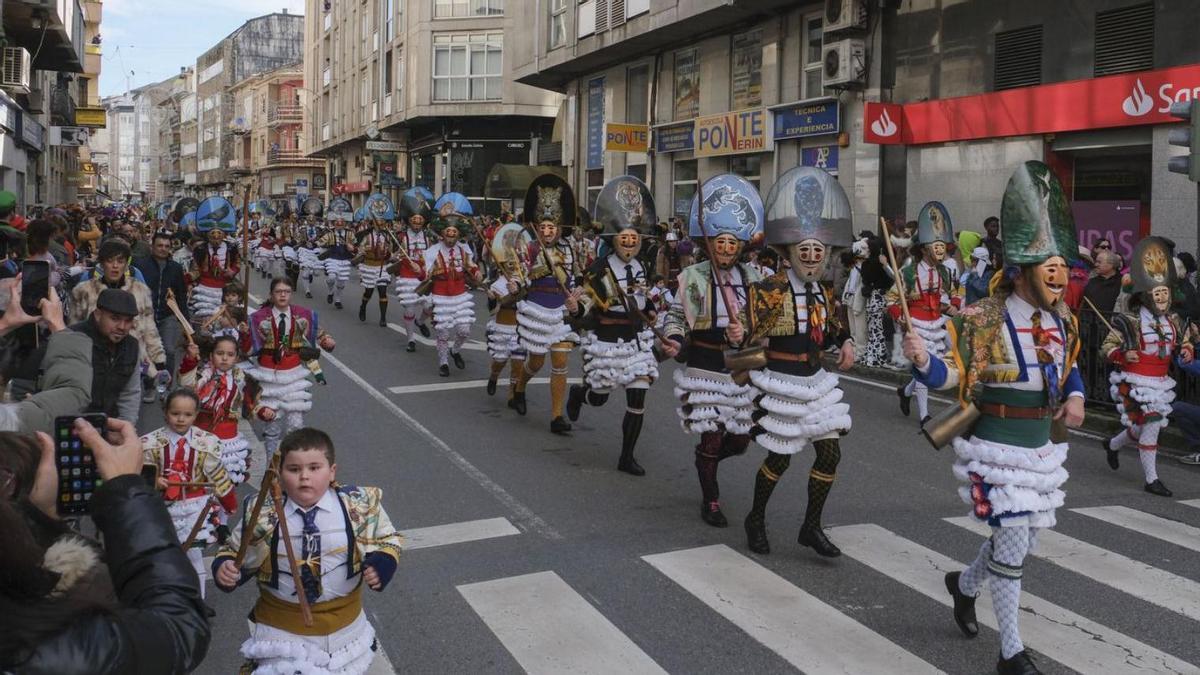 Los más pequeños garantizan la continuidad de la tradición del cigarrón en Verín.